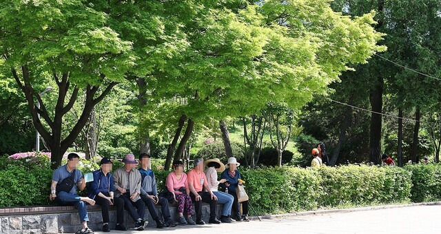 27일 서울 관악구 낙성대공원에서 시민들이 그늘에 앉아 휴식을 취하고 있다. 연합뉴스