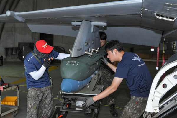 공군 장병들이 한국형정밀유도폭탄(KGGB)를 전투기에 장착하고 있다. 세계일보 자료사진