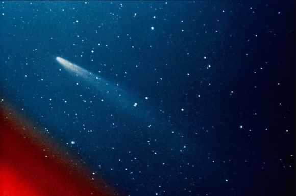 1974년 1월 11일 애리조나 대학의 달 및 행성 실험실 사진 팀 구성원이 카탈리나 천문대에서 35mm 카메라로 촬영한 코후테크 혜성(C/1973 E1). 출처: NASA .