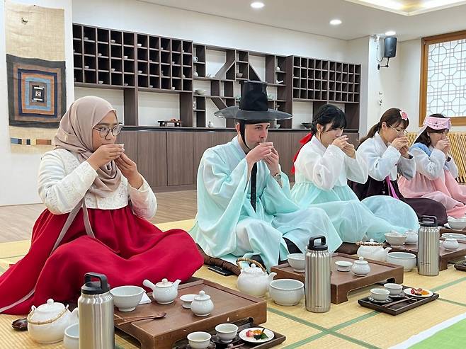 한국전통문화체험관이 운영하는 프로그램에 참여 중인 외국 관광객 모습