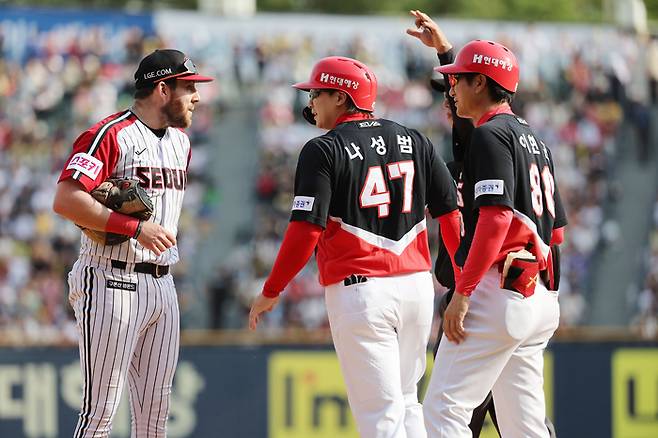 28일 잠실 경기. 7회초 무사 1루에서 KIA 나성범이 볼넷으로 출루하고 있다.  연합뉴스