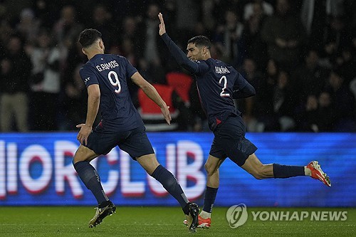 이강인이 후반 추가시간 극적인 어시스트를 기록하며 소속팀 파리 생제르맹(PSG)을 패배 위기에서 구해냈다. PSG는 28일(한국시간) 프랑스 파리에 위치한 파르크 데 프랭스에서 열린 르아브르와의 2023-24시즌 리그1 31라운드 경기에서 3-3 무승부를 거뒀다. 커리어 첫 리그 우승은 불발됐지만 이강인은 후반 시작과 함께 교체 투입돼 45분을 뛰면서 후반 추가시간 곤살루 하무스의 극장 동점골을 어시스트 하는 등 눈에 띄는 활약을 펼쳤다. 연합뉴스