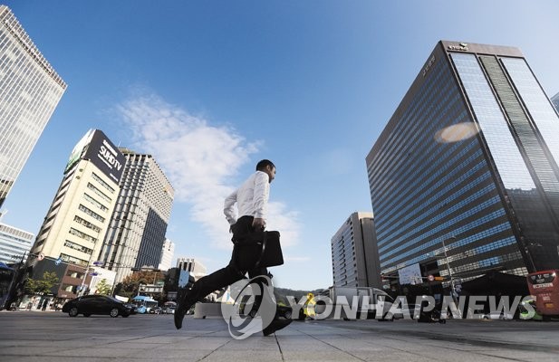 광화문 네거리를 지나는 출근길 직장인  서울 광화문네거리를 지나는 출근길 직장인. [촬영 신준희]