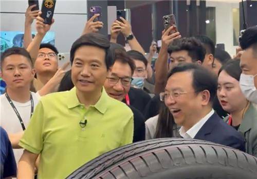 레이쥔 샤오미 회장(왼쪽)과 왕찬푸 BYD 회장 [X(엑스·옛 트위터) 캡처. 재판매 및 DB 금지]