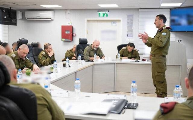 헤르지 할레비 이스라엘군 참모총장이 남부사령부 지휘관들과 회의하는 모습 [이스라엘군 제공. 재판매 및 DB 금지]