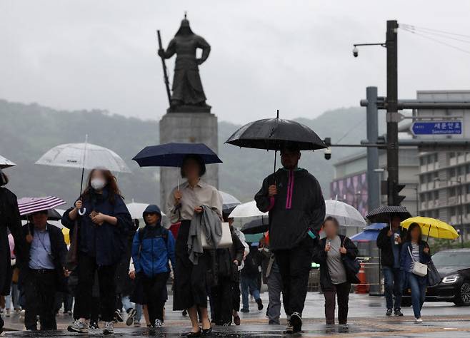 전국적으로 비가 내린 지난 24일 서울 광화문사거리에서 시민들이 우산을 쓰고 횡단보도를 건너고 있다. (사진=연합뉴스)