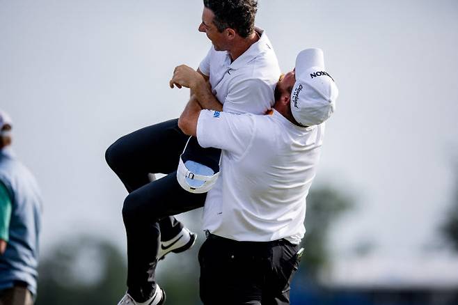PGA 투어 취리히 클래식에서 우승을 합작한 뒤 셰인 라우리(오른쪽)이 로리 매킬로이를 들어올리며 기뻐하는 모습(사진=AFPBBNews)