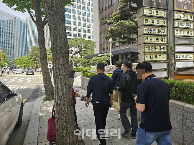 지난 26일 한 70대 여성이 서울 종로구 일대에서 시민들에게 전단지를 배부하는 일을 하고 있다. (사진=김형환 기자)