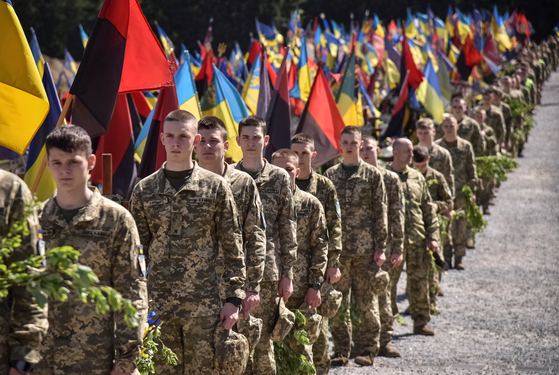 기사와 직접적인 관련 없는 자료 사진. 현지시간 28일 우크라이나 사관생도들이 우크라이나 리비우에 있는 전사자 묘지에 방문해 묵념하고 있다. 〈사진=로이터〉