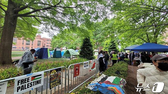 친팔레스타인 시위대가 27일(현지시간) 미국 수도인 워싱턴DC에 있는 조지워싱턴대 광장에서 미국의 친이스라엘 정책에 대해 비판하는 텐트 농성을 벌이고 있다. 텐트 농성장은 경찰이 설치한 울타리로 가로 막혀 접근이 통제돼 있다.