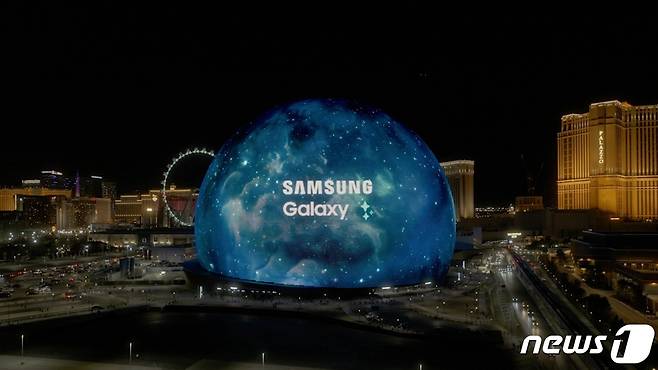 8일(현지시간) 미국 라스베이거스의 랜드마크 스피어(Sphere)에서 삼성전자의 '갤럭시 언팩' 디지털 티징 영상이 공개되고 있다. (삼성전자 제공) 2024.1.10/뉴스1
