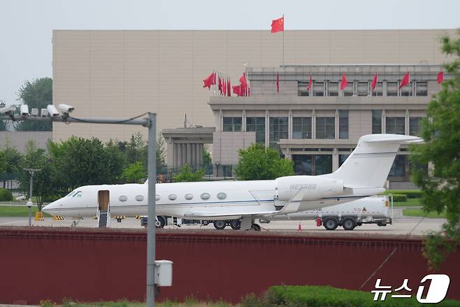 28일  일론 머스크 테슬라 최고경영자(CEO) 전용기가 베이징 공항에 도착한 모습. ⓒ 로이터=뉴스1 ⓒ News1 박형기