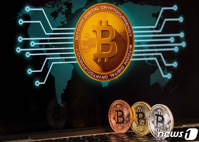 2018년 2월 6일(현지시간) 이스라엘 텔아비브 비트코인 상점에서 찍힌 비트코인 이미지. ⓒ AFP=뉴스1 ⓒ News1 김지현 기자