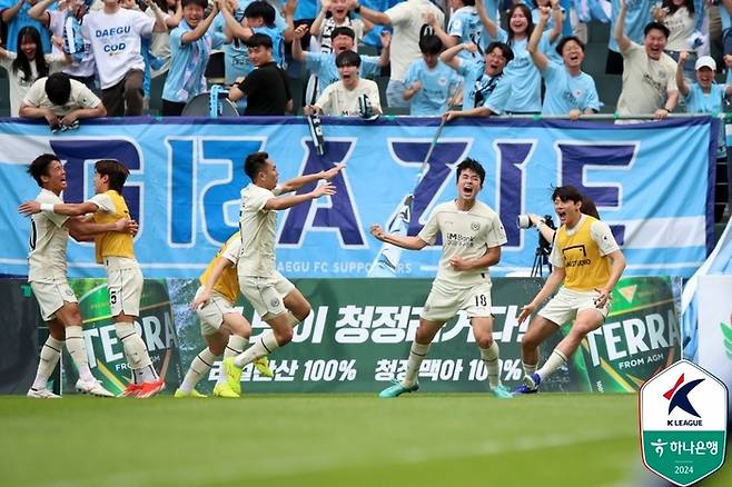 대구 정재상(가운데)이 28일 전북전에서 동점골을 만들어낸 뒤 환호하고 있다. 제공 | 한국프로축구연맹