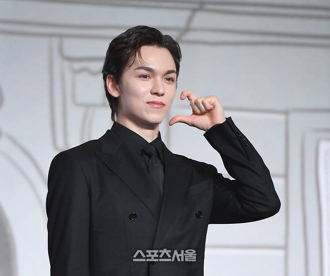 세븐틴 버논이 29일 콘래드 서울 호텔에서 그간 9년 활동을 정리한 베스트 앨범 ‘세븐틴 이즈 라이트 히어(17 IS RIGHT HERE)’ 발매 기념 글로벌 기자간담회에서 포토타임을 갖고 있다. 2024. 4. 29.최승섭기자 thunder@sportsseoul.com
