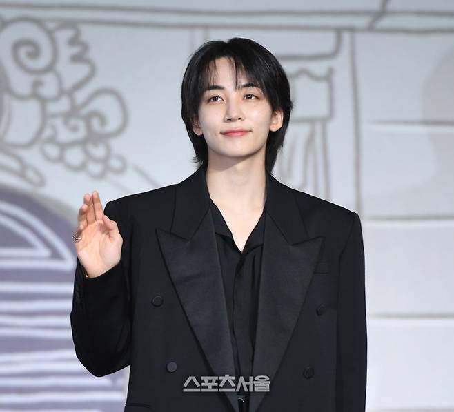 세븐틴 정한이 29일 콘래드 서울 호텔에서 그간 9년 활동을 정리한 베스트 앨범 ‘세븐틴 이즈 라이트 히어(17 IS RIGHT HERE)’ 발매 기념 글로벌 기자간담회에서 포토타임을 갖고 있다. 2024. 4. 29.최승섭기자 thunder@sportsseoul.com