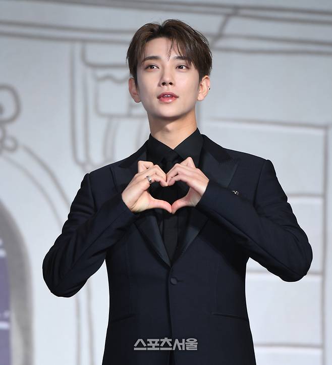 세븐틴 조슈아가 29일 콘래드 서울 호텔에서 그간 9년 활동을 정리한 베스트 앨범 ‘세븐틴 이즈 라이트 히어(17 IS RIGHT HERE)’ 발매 기념 글로벌 기자간담회에서 포토타임을 갖고 있다. 2024. 4. 29.최승섭기자 thunder@sportsseoul.com