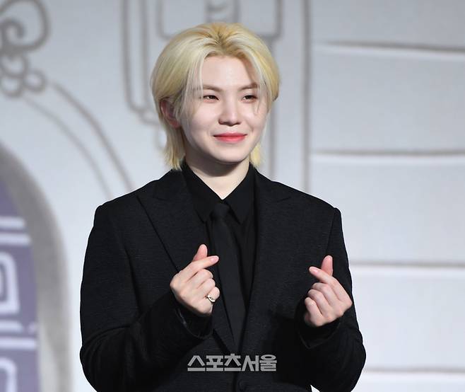 세븐틴 우지가 29일 콘래드 서울 호텔에서 그간 9년 활동을 정리한 베스트 앨범 ‘세븐틴 이즈 라이트 히어(17 IS RIGHT HERE)’ 발매 기념 글로벌 기자간담회에서 포토타임을 갖고 있다. 2024. 4. 29.최승섭기자 thunder@sportsseoul.com