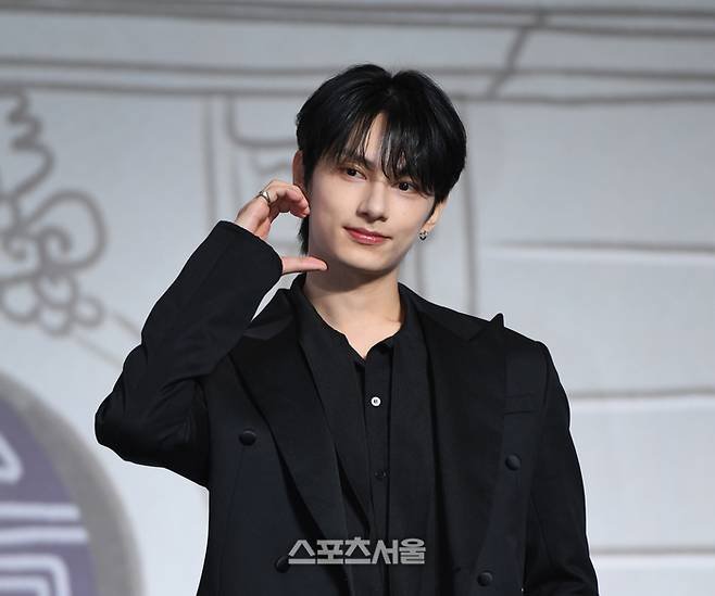 세븐틴 준이 29일 콘래드 서울 호텔에서 그간 9년 활동을 정리한 베스트 앨범 ‘세븐틴 이즈 라이트 히어(17 IS RIGHT HERE)’ 발매 기념 글로벌 기자간담회에서 포토타임을 갖고 있다. 2024. 4. 29.최승섭기자 thunder@sportsseoul.com
