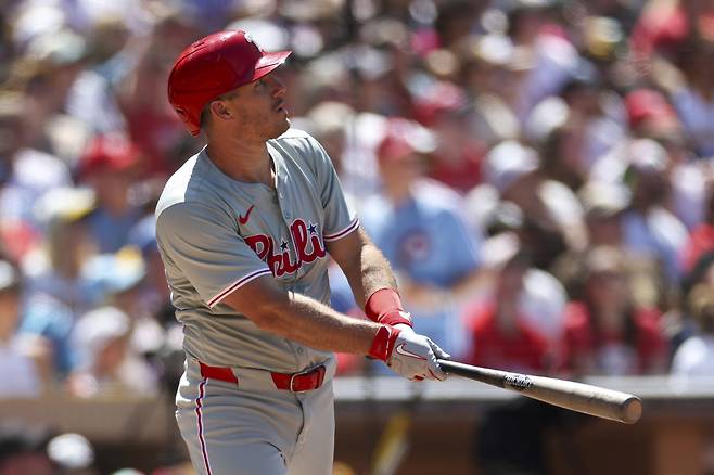 필라델피아 JT 리얼무토가 6회초 좌중간 2점홈런을 터뜨린 뒤 타구를 바라보고 있다. AP연합뉴스