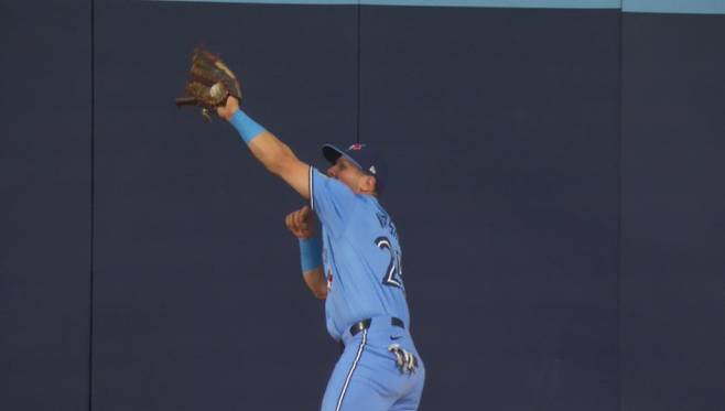 토론토 중견수 돌튼 바쇼가 1회초 오타니 쇼헤이의 큼지막한 타구를 잡아내고 있다. 사진=MLB.TV 캡처