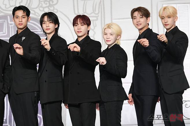 '17 IS RIGHT HERE'(세븐틴 이즈 라잇 히어) 발매 기념 글로벌 기자간담회에 참석한 그룹 세븐틴. ⓒ이혜영 기자 lhy@hankooki.com