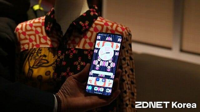 레노버 모토로라 스마트폰. 옷 사진을 찍으면 잘 어울리는 스마트폰 배경화면을 실시간 생성한다. (사진=지디넷코리아)