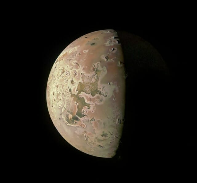 2023년 10월 15일 NASA 주노 탐사선이 촬영한 목성의 화산 위성 이오 (출처=NASA/JPL-Caltech/SwRI/MSSS/Ted Stryk)
