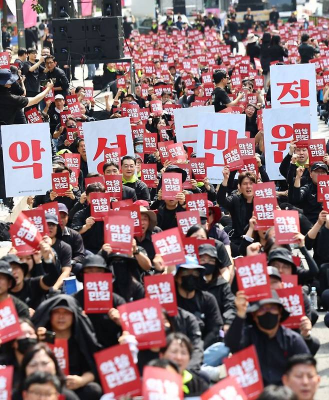 29일 오후 서울 시청역 인근에서 악성 민원 희생자 추모 공무원 노동자 대회가 진행되고 있다. [이미지출처=연합뉴스]