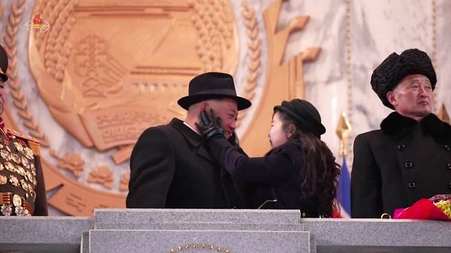 지난해 2월8일 열병식 본행사에서 딸 김주애가 아버지 김정은 국무위원장의 얼굴을 만지자 흡족해 하는 모습. [이미지출처=연합뉴스]