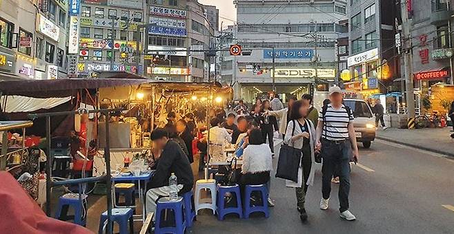 지난 22일 오후 서울 종로구의 한 야외 포장마차촌. 포장마차 식탁이 도로를 침범하고 있다. /강우석 기자