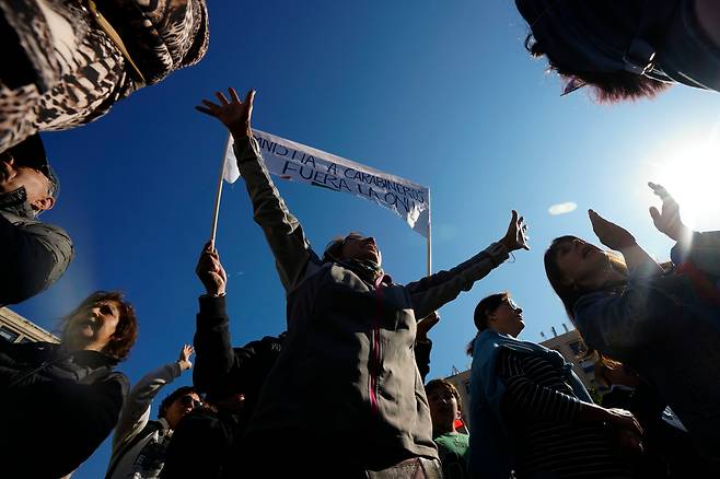27일(현지시각) 칠레 산티아고 라모네다의 대통령 집무실 앞에서 주민들이 치안 강화 및 경찰관 피살 사건의 엄정 수사를 촉구하는 거리 시위를 하고 있다. /AP 연합뉴스