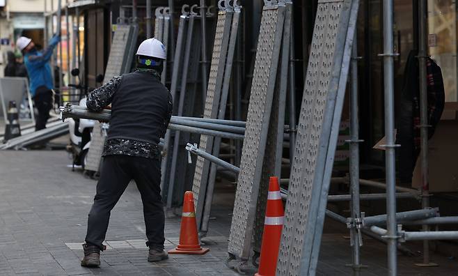 서울 시내의 공사 현장에서 근로자가 일을 하고 있는 모습. 기사와 직접적인 관련 없음./뉴스1