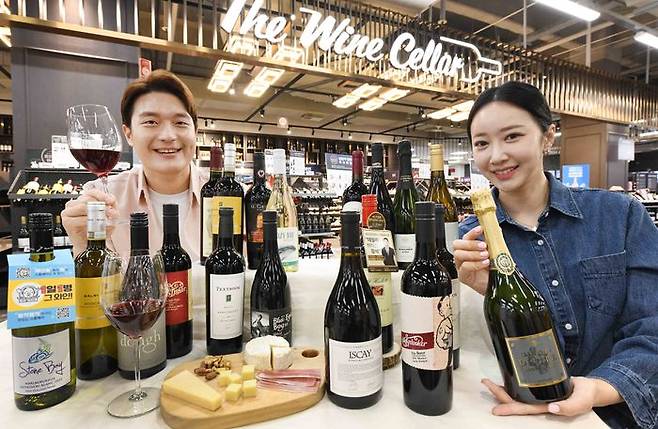 모델이 29일 서울 등촌동 ‘홈플러스 메가푸드마켓’ 강서점에서 ‘와인 페스티벌’ 주요 할인 상품을 소개하고 있다.ⓒ홈플러스
