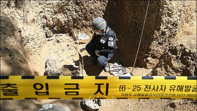 지난 2019년 5월 강원도 철원군 민통선 내 남측 지역인 화살머리고지 일대에서 장병들이 남북공동유해발굴을 위한 기초발굴 작업을 하고 있다. ⓒ사진공동취재단