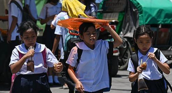 필리핀 마닐라에서 2일 폭염 속을 걷고 있는 학생들. ⓒ연합뉴스