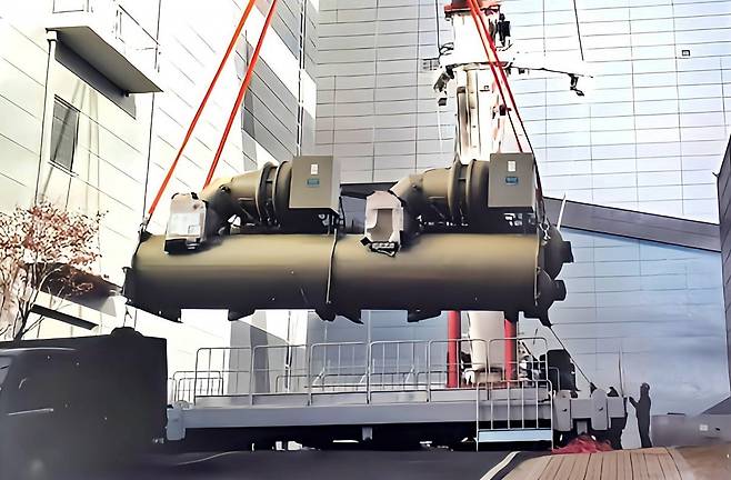 트레인공조㈜의 듀플렉스 타입 대용량 원심식 워터 칠러 양중 작업 장면. 트레인공조㈜ 제공