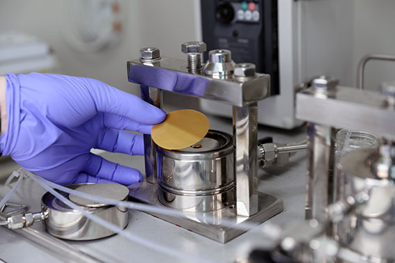 연구팀이 고분자 물질로 만든 차세대 나노여과 분리막을 유기용매 투과도 시험 장비에 넣고 있다. 한국화학연구원 제공