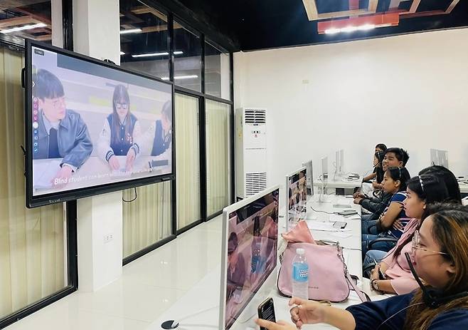 필리핀의 안티케대학교 교육영상 제작 프로젝트 온라인 시사회 모습. 뒤편 모니터에 대구대 학생들이 함께 인사하고 있다