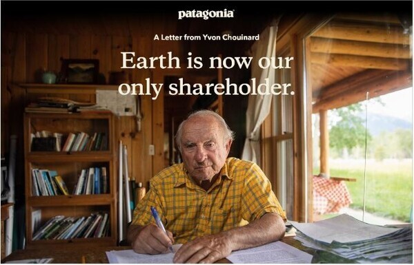 파타고니아의 창업주 이본 쉬나드 회장이 2022년 9월 자신과 가족의 지분을 100% 환경 보호 비영리재단에 양도하는 발표를 하며 공개한 사진. “지구는 이제 우리의 유일한 주주”라고 적혀 있다. 파타고니아코리아 제공