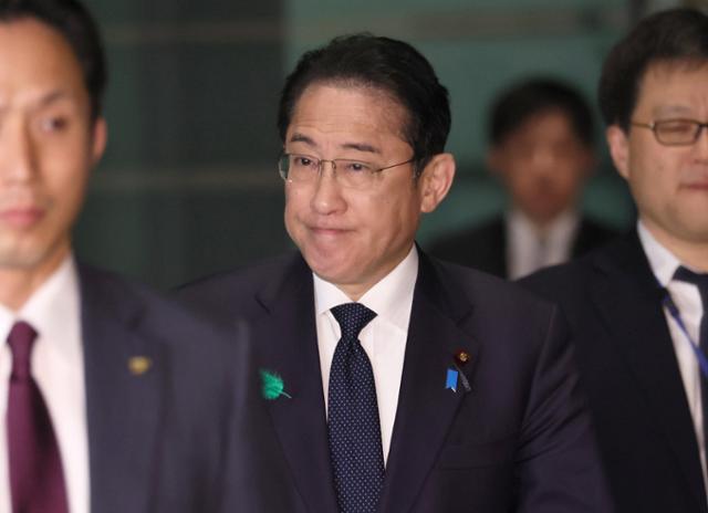 기시다 후미오(왼쪽 두 번째) 일본 총리가 지난 18일 도쿄 총리 관저에 도착하고 있다. 도쿄=EPA 연합뉴스
