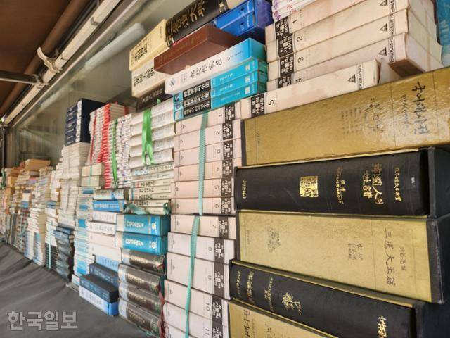 28일 오후 서울 마포구의 한 책방 앞에 책이 쌓여 있다. 이서현 기자