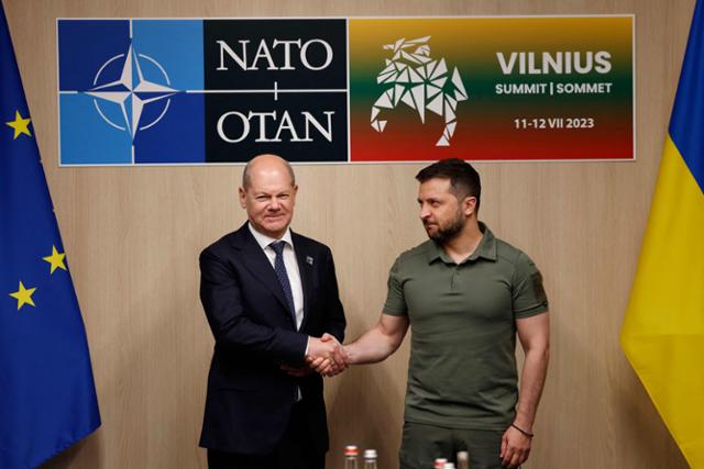 올라프 숄츠(왼쪽) 독일 총리와 볼로디미르 젤렌스키 우크라이나 대통령이 지난해 7월 리투아니아 빌뉴스에서 열린 북대서양조약기구(NATO·나토) 정상회담을 계기로 같은 달 12일 가진 양자회담에서 만나 악수하고 있다. 빌뉴스=AFP 연합뉴스