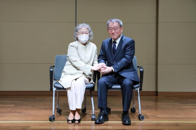 20년 전 국내 첫 소장 이식 수술을 받았던 이모(왼쪽) 씨와 당시 수술을 집도한 이명덕 가톨릭대 의대 명예교수가 서울성모병원 장기이식센터가 지난 22일 주최한 소장이식 성공 20주년 기념 심포지엄에 참석해 두 손을 맞잡고 감개무량한 표정을 짓고 있다. 서울성모병원 제공