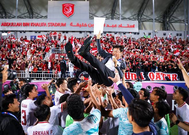 신태용 감독이 지난 26일 한국과의 2024 AFC U-23 아시안컵 8강에서 승부차기 끝에 승리한 뒤 선수들과 기쁨을 나누고 있다. 사진=AFC