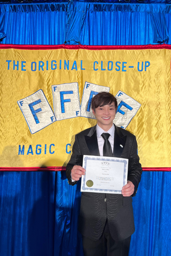 최현우 마술사가 뉴욕에서 열린 클로즈업 마술 컨벤션 '포에프(4F · Fechter's Finger Flicking Frolic)'에서 한국인 최초로 '올해의 마술사상'을 수상했다. [사진=라온플레이]
