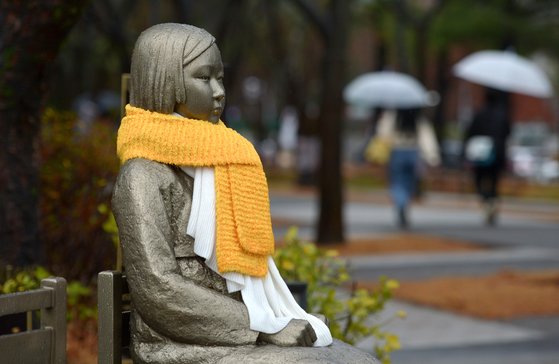 지난해 12월 15일 오후 대전 보라매공원에 조성된 평화의 소녀상에 목도리가 둘러져 있다. 프리랜서 김성태
