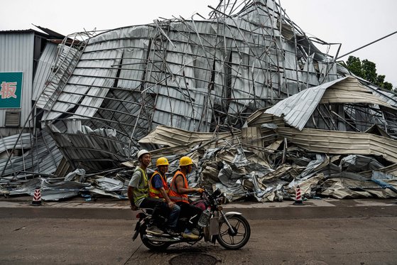 27일 토네이도가 강타한 중국 남부 광저우시 파손 건물 모습. AFP=연합뉴스