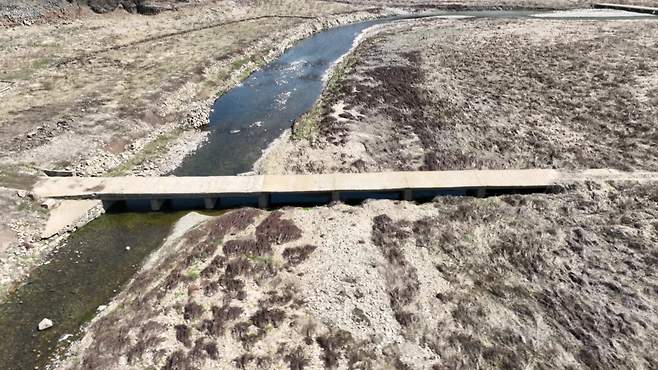 동복댐 건설로 물에 잠겼던 다리가 30년 만에 가뭄으로 모습을 드러냈다.