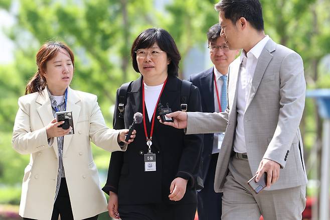 유재은 국방부 법무관리관이 29일 오전 해병대 채모 상병 순직 사건 수사 외압 의혹과 관련한 조사를 위해 경기 과천시 정부과천청사 고위공직자범죄수사처로 들어서고 있다. 연합뉴스